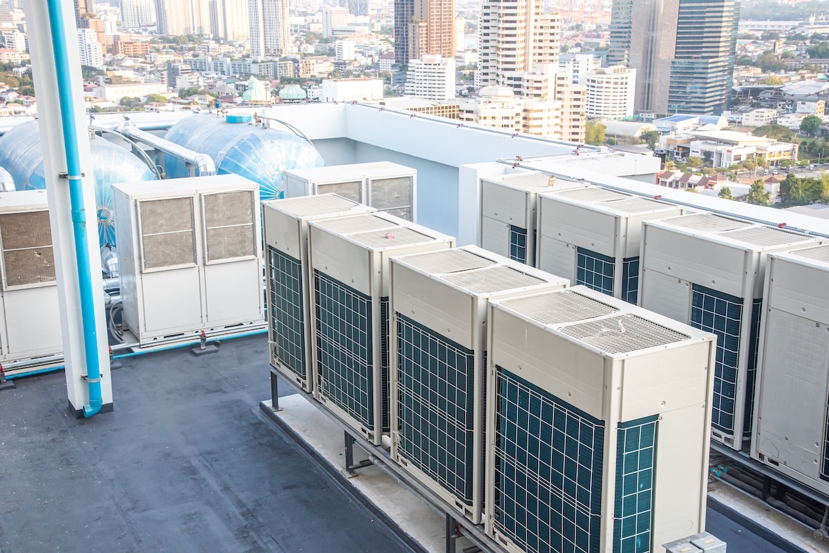 Rooftop installation of high-capacity inverter heat pumps for commercial HVAC and chilled water systems in urban Australia